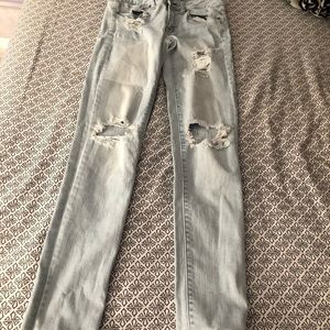 Light wash ripped skinny jeans